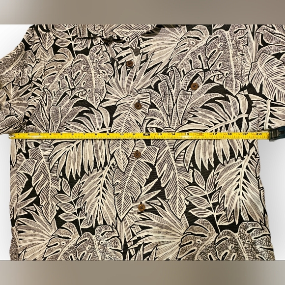 Tommy Bahama Black & White Short Sleeve Button-up Small Shirt - Picture 9 of 9